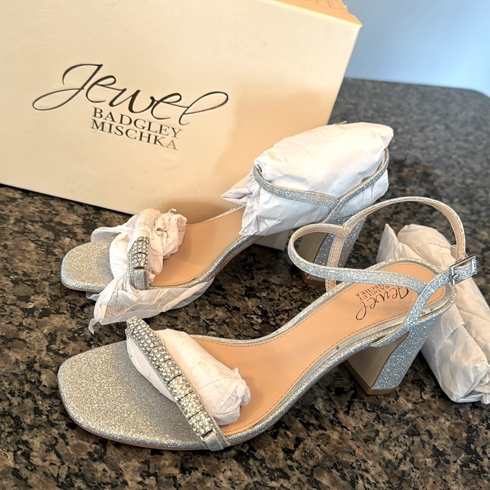 Jewel Badgley Mischka Charlee silver glitter heels NIB 8